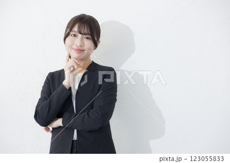 考えるビジネスウーマン　 123055833