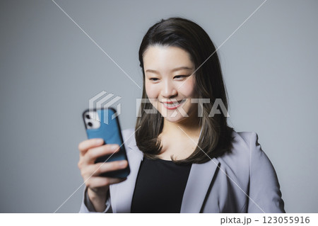 スマホを見る女性 スマホを見る女性 123055916