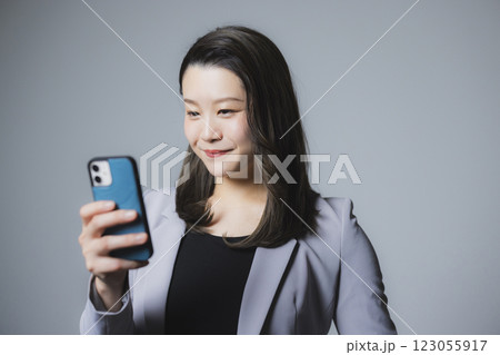 スマホを見る女性 123055917