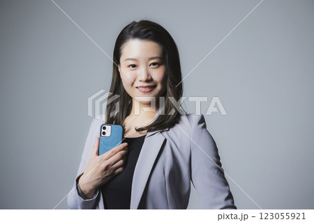 スマホを見る女性 123055921