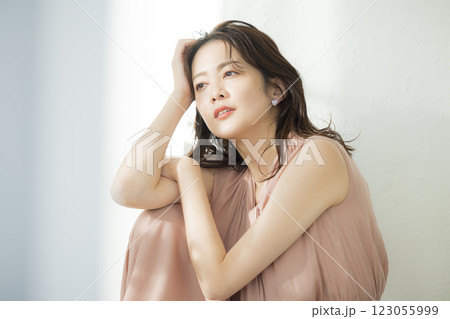 美しいミドル女性のポートレート 美しいミドル女性のポートレート 123055999