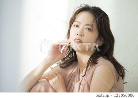 美しいミドル女性のポートレート　  123056000