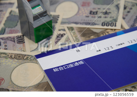 青の銀行の通帳とATM 123056559