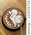 ラテアートが施されたカフェラテ 123056756