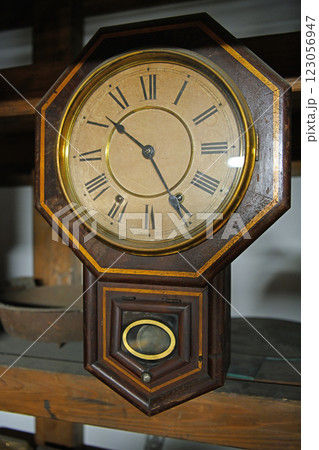 レトロな壁掛け時計 123056947
