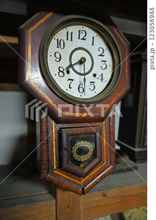 レトロな壁掛け時計 123056988