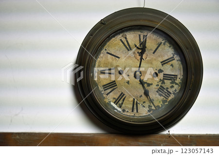 レトロな壁掛け時計 レトロな壁掛け時計 123057143
