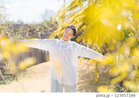 庭を歩く若い女性 123057166