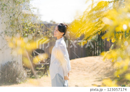 庭を歩く若い女性 庭を歩く若い女性 123057174