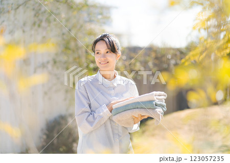 洗濯物を持つ女性 洗濯物を持つ女性 123057235
