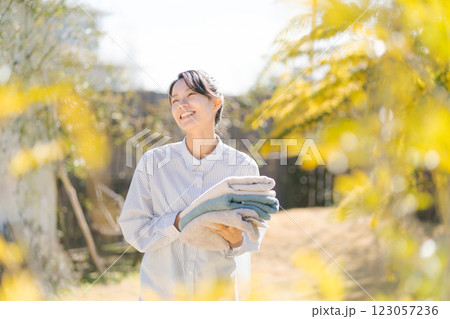 洗濯物を持つ女性 洗濯物を持つ女性 123057236
