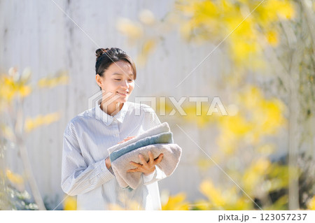 洗濯物を持つ女性 123057237