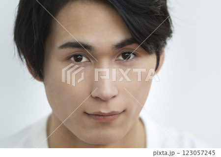 カメラ目線の20代の男性 メンズビューティ・スキンケア イメージ ポートレー カメラ目線の20代の男性 メンズビューティ・スキンケア イメージ ポートレー 123057245