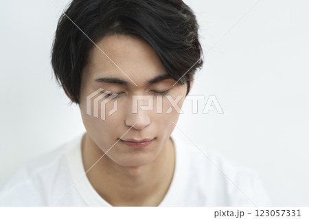 目を閉じた20代の男性の顔 メンズビューティ・スキンケア イメージ ポートレー 目を閉じた20代の男性の顔 メンズビューティ・スキンケア イメージ ポートレー 123057331
