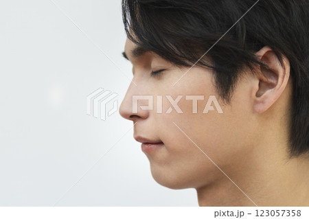 目を閉じた20代の男性の横顔　（目元にピント）　メンズビューティ・スキンケア　イメージ　ポートレー 123057358