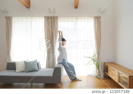 リビングでリラックスする女性 リビングでリラックスする女性 123057386