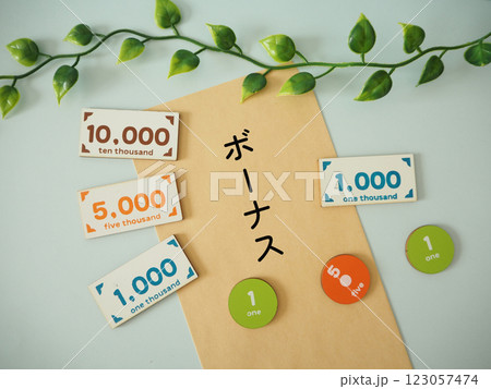 封筒にボーナスの文字 お金イメージ 封筒にボーナスの文字 お金イメージ 123057474