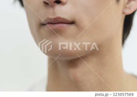 メンズビューティイメージ　20代の男性のあご　口元 123057569