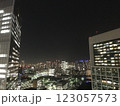 高層ビルの見える夜景 123057573