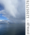 海に架かるふたつの虹 123057578