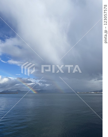 海に架かるふたつの虹 123057578