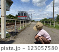 電車を見送る子供 123057580