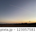 夕暮れの空に飛行機雲がかかる 123057581