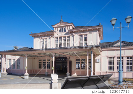 栃木_JR日光駅のレトロな駅舎風景 123057713