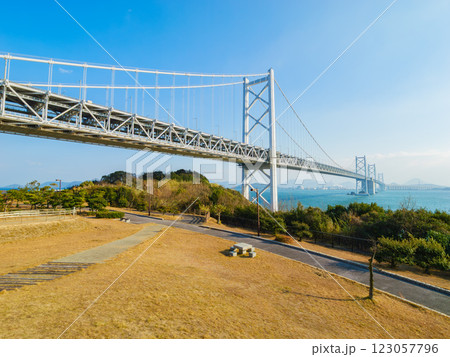 与島PAから見る瀬戸大橋 香川県の坂出市 与島PAから見る瀬戸大橋 香川県の坂出市 123057796