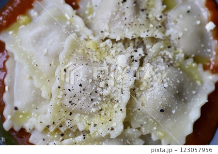粉チーズとオリーブオイルをかけたラビオリ 123057956