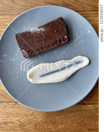 生クリームを添えたチョコレートテリーヌ 123058057