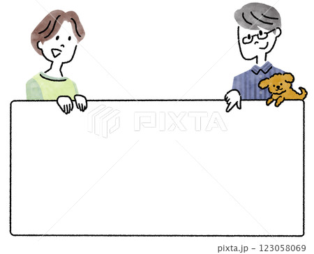 ホワイトボードを持って指差す夫婦と犬の家族の手描きイラスト ホワイトボードを持って指差す夫婦と犬の家族の手描きイラスト 123058069
