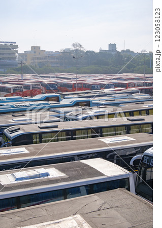 インドバンガロール_混雑するMajestic Bus Stand周辺の風景 インドバンガロール_混雑するMajestic Bus Stand周辺の風景 123058123