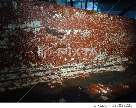 橋梁の塗替工事で鉛含有の旧塗膜を剥がすために剥離材を塗布し、旧塗膜を掻き落とししている様子 橋梁の塗替工事で鉛含有の旧塗膜を剥がすために剥離材を塗布し、旧塗膜を掻き落とししている様子 123058229