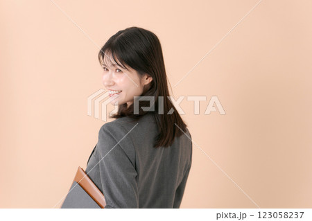 ファイルを持った笑顔のビジネスウーマン ファイルを持った笑顔のビジネスウーマン 123058237