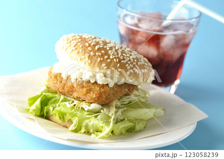 タルタルフィッシュバーガーとジュース 123058239