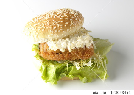 タルタルフィッシュバーガーを白背景で撮影 タルタルフィッシュバーガーを白背景で撮影 123058456