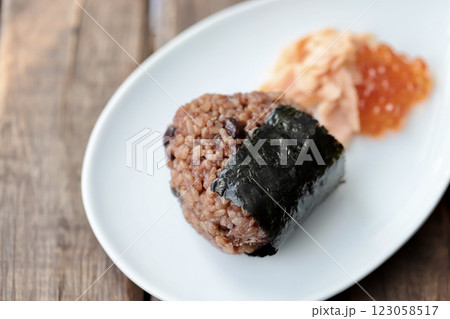 発酵玄米で作ったおにぎりと鮭いくら 123058517