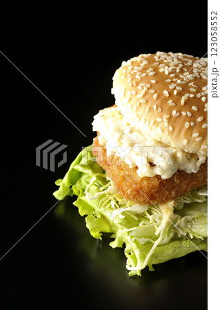 タルタルフィッシュバーガーを黒背景で撮影 123058552