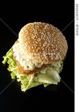 タルタルフィッシュバーガーを黒背景で撮影 123058560