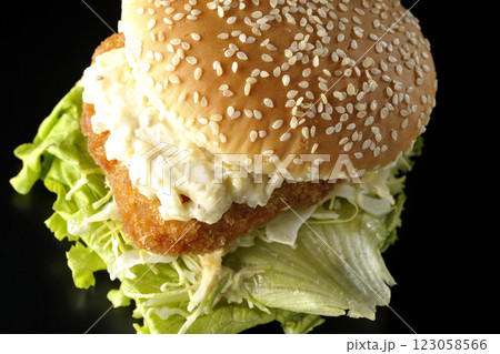 タルタルフィッシュバーガーを黒背景で撮影 123058566