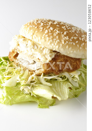 タルタルフィッシュバーガーを白背景で撮影（中身見せ） 123058652