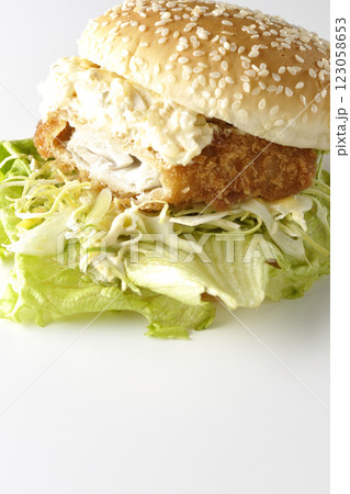 タルタルフィッシュバーガーを白背景で撮影（中身見せ） 123058653
