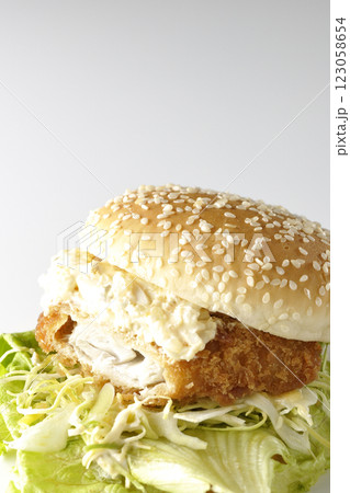 タルタルフィッシュバーガーを白背景で撮影(中身見せ) タルタルフィッシュバーガーを白背景で撮影(中身見せ) 123058654