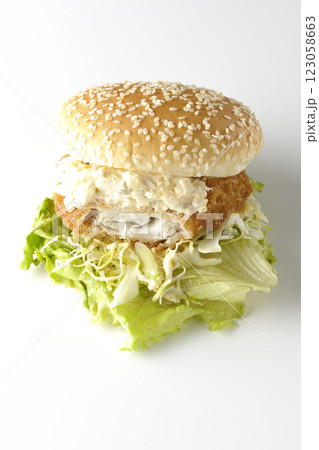 タルタルフィッシュバーガーを白背景で撮影（中身見せ） 123058663