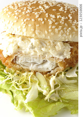 タルタルフィッシュバーガーを白背景で撮影（中身見せ） 123058666