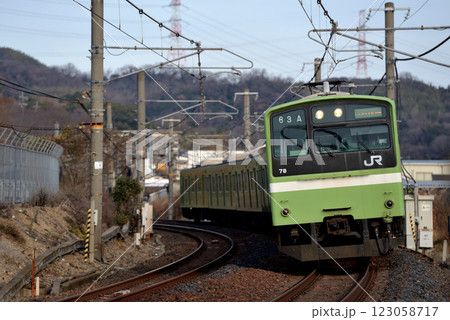 大和路線を走る201系普通電車6両 123058717