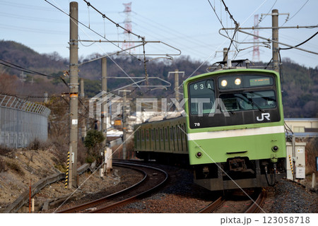 大和路線を走る201系普通電車6両 大和路線を走る201系普通電車6両 123058718
