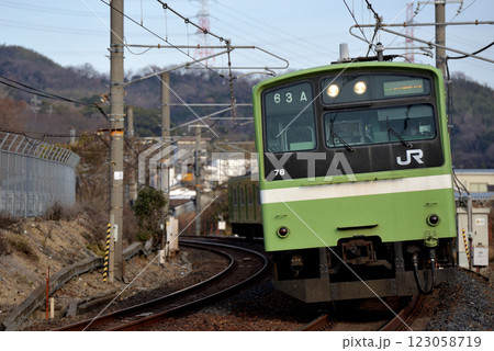 大和路線を走る201系普通電車6両 123058719