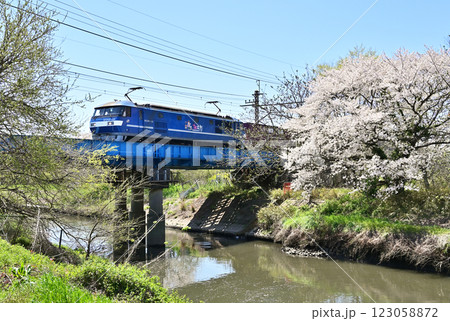 JR武蔵野線 EF210 122 見沼田圃・芝川を渡る JR武蔵野線 EF210 122 見沼田圃・芝川を渡る 123058872